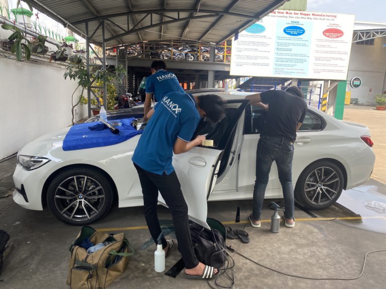 Thi công dán phim cách nhiệt ô tô